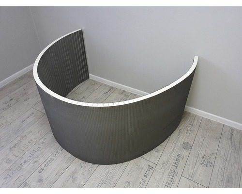 Cortină de duș semicirculară din plastic în baie.