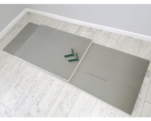 Mai multe plăci izolatoare gri pe un podea