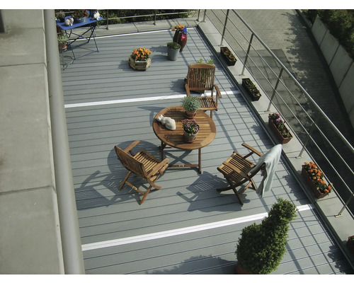 Terasa cu scânduri de lemn, mobilier de grădină și plante
