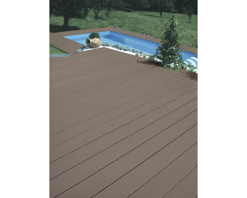 Pardoseală de terasă din lemn cu piscină și amenajare peisagistică