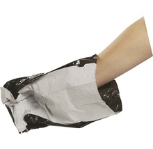 Persoană introducând brațul într-un sac de gunoi.