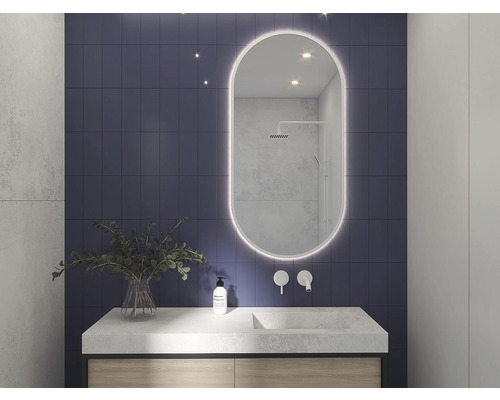 Baie cu lavoar, oglindă cu iluminare și perete cu faianță albastră