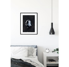 Poster înrămat cu casca lui Darth Vader deasupra unui pat