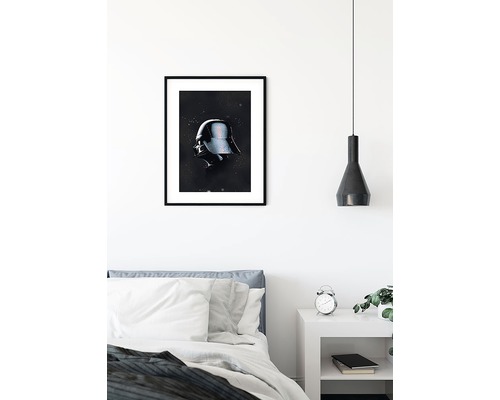 Poster înrămat cu casca lui Darth Vader deasupra unui pat