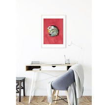 Poster decorativ cu motiv de cască într-un birou