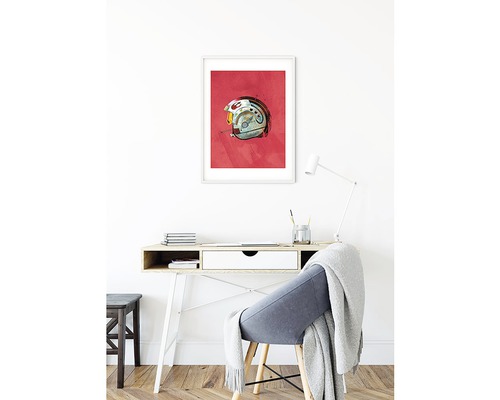 Poster decorativ cu motiv de cască într-un birou