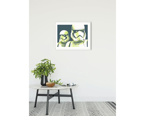 Poster decorativ Star Wars cu motiv Stormtrooper într-un cadru, aranjat într-o cameră.