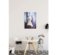 Poster înrămat cu Anna și Elsa din Regatul de gheață pe un perete de cameră