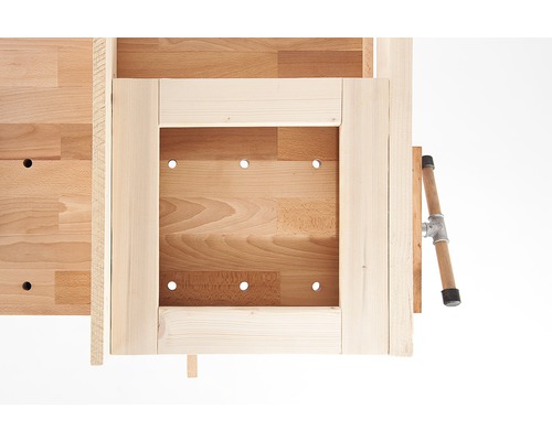 Imagine detaliată a bancului de lucru cu sertar și menghină din lemn