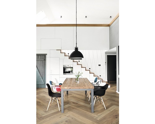 Living luminos cu masă de sufragerie, scaune, scară și lampă suspendată