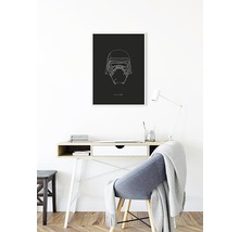 Imagine decorativă cu casca Kylo Ren în stil minimalist deasupra unui birou