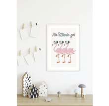 Cameră decorativă pentru copii cu o imagine cu flamingo în ramă și decorațiuni mici din lemn.
