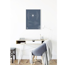 Birou decorativ cu o imagine de perete Star Wars deasupra unui birou.