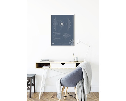 Birou decorativ cu o imagine de perete Star Wars deasupra unui birou.
