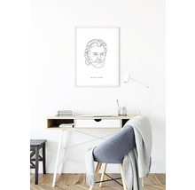 Birou cu scaun și portret înrămat ca decor de perete