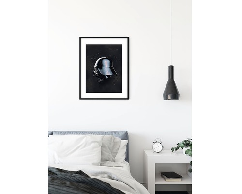 Poster decorativ înrămat cu Darth Vader în dormitor deasupra patului