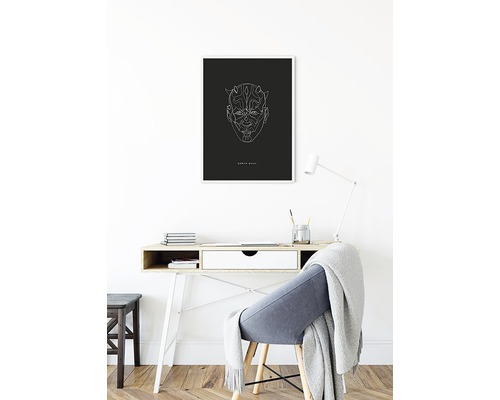 Poster înrămat cu desen liniar Darth Maul deasupra unui birou