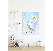 Decor pentru camera copiilor cu un urs așezat pe un nor uitându-se la lună.