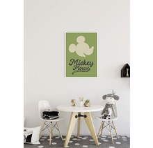 Cameră de copii cu masă, scaune și un poster înrămat cu Mickey Mouse