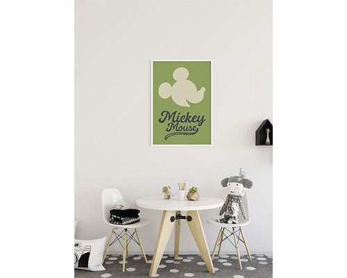 Cameră de copii cu masă, scaune și un poster înrămat cu Mickey Mouse