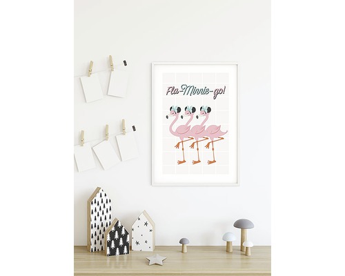 Poster decorativ cu flamingo într-un cadru pe o masă