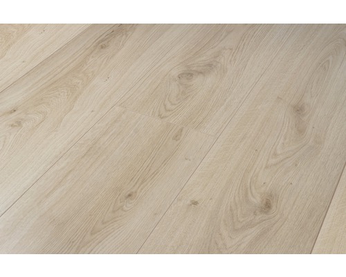 Prim-plan cu podea laminată cu structură de lemn