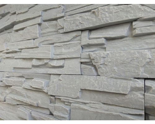 Prim-plan cu o placare de perete cu aspect de piatră.