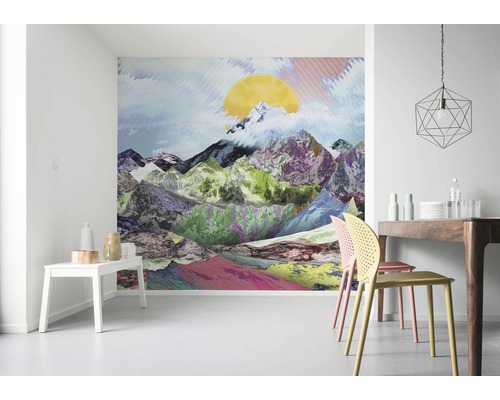 Cameră de zi cu fototapet cu peisaj montan și set de masă