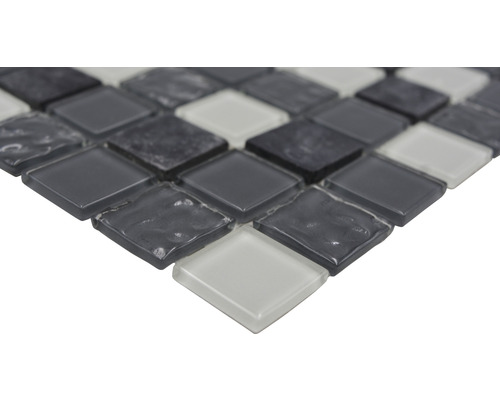 Prim-plan cu o țiglă mozaic din sticlă cu elemente pătrate