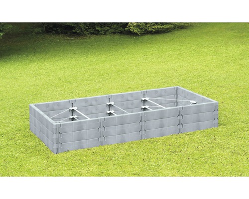 Jardinieră dreptunghiulară din plastic pe un gazon