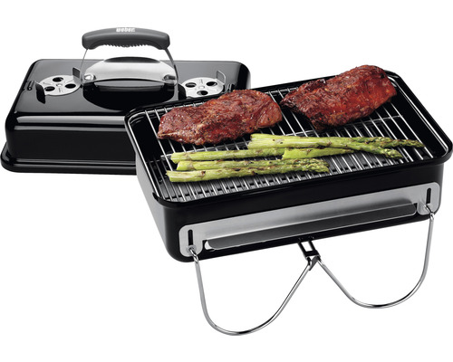 Grătar portabil pe cărbune cu carne și sparanghel la grătar