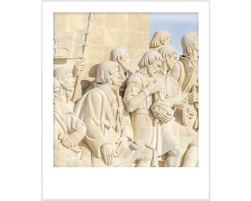 Imagine detaliată a unui monument de piatră cu mai multe figuri