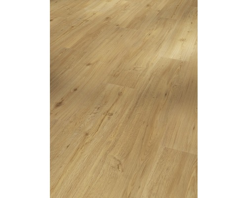 Prim-plan cu parchet laminat cu aspect de lemn