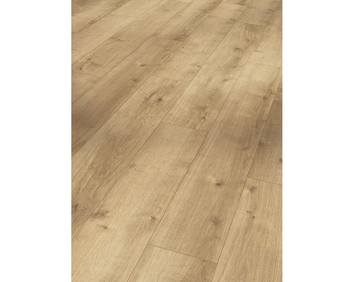 Prim-plan cu podea laminată cu aspect de lemn