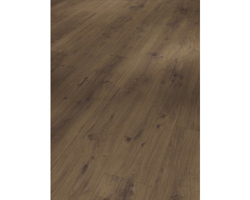 Prim-plan cu podea laminată cu aspect de lemn