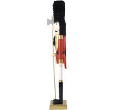 Figurină spărgător de nuci în design gardă cu secure și căciulă din piele de urs