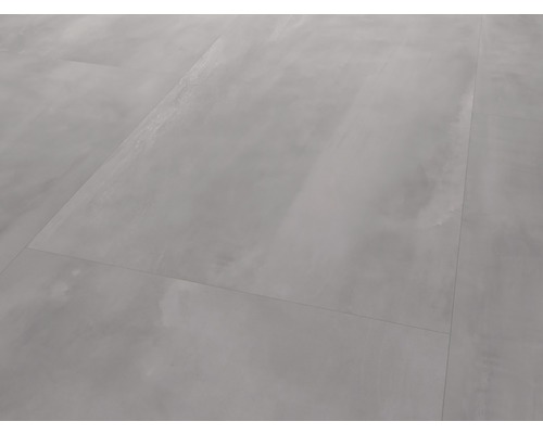 Prim-plan cu plăci de pardoseală din beton montate