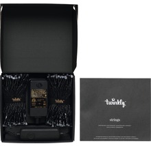 Ghirlandă luminoasă Twinkly în cutie deschisă cu adaptor și instrucțiuni de utilizare