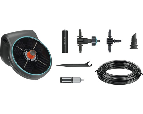 Set de irigare prin picurare solar Gardena cu panou solar, baterie, furtun și accesorii de irigare pentru udarea grădinii.