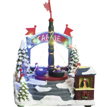 Scenă decorativă cu carusel, cu iluminare și figurine pentru perioada Crăciunului.