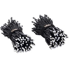 Două lanțuri luminoase cu LED-uri legate cu o bandă