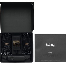 Ghirlandă luminoasă Twinkly în cutie deschisă cu adaptor de alimentare și manual de instrucțiuni