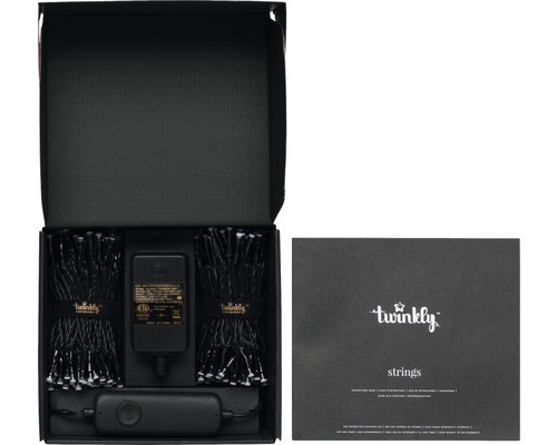 Ghirlandă luminoasă Twinkly în cutie deschisă cu adaptor de alimentare și manual de instrucțiuni