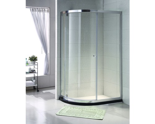 Cabină de duș pe colț cu panouri din sticlă transparentă și cadru argintiu în baie