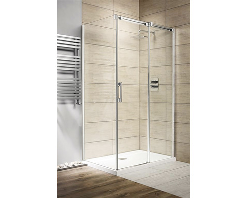 Cabină de duș cu ușă glisantă, cap de duș și robinet într-o baie