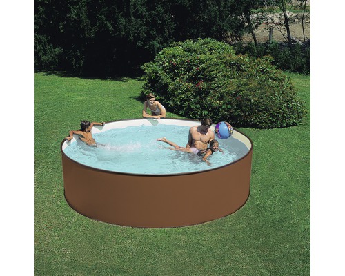 Piscină de familie în grădină cu oameni care se joacă