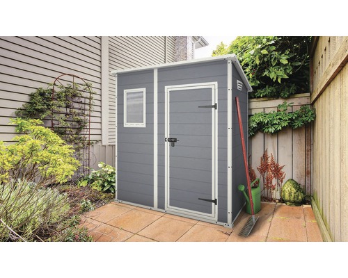 Șopron de grădină din lemn cu ușă și fereastră în grădină