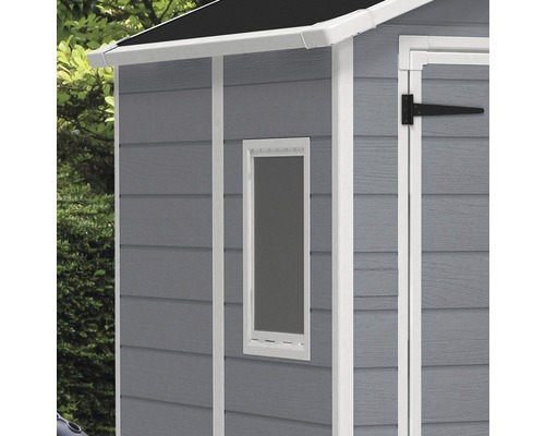 Detalii ale unei cabane de grădină cu fereastră și ușă