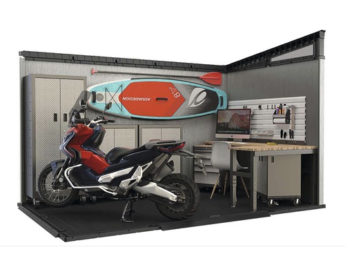 Spațiu de depozitare organizat cu motocicletă, paddleboard și banc de lucru