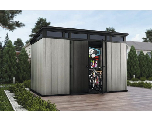 Șopron spațios pentru scule cu ușă glisantă deschisă și unelte de grădină